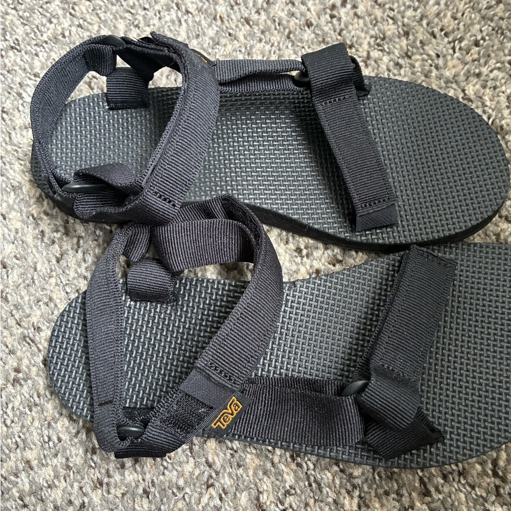 Never worn Teva sandals black